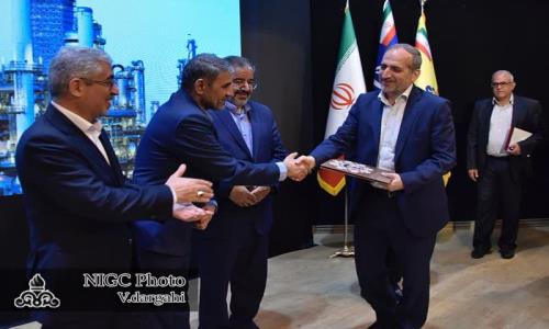 با اهداء لوح سپاس صورت گرفت:  تقدیر رئیس ستادکل نیروهای مسلح از مدیرعامل شرکت ملی گاز ایران