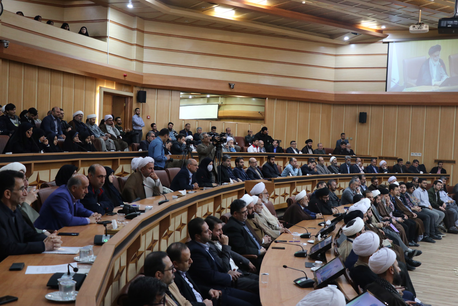 از شرکت گاز گیلان به عنوان دستگاه برتر در امر ترویج و توسعه فرهنگ نماز تقدیر شد
