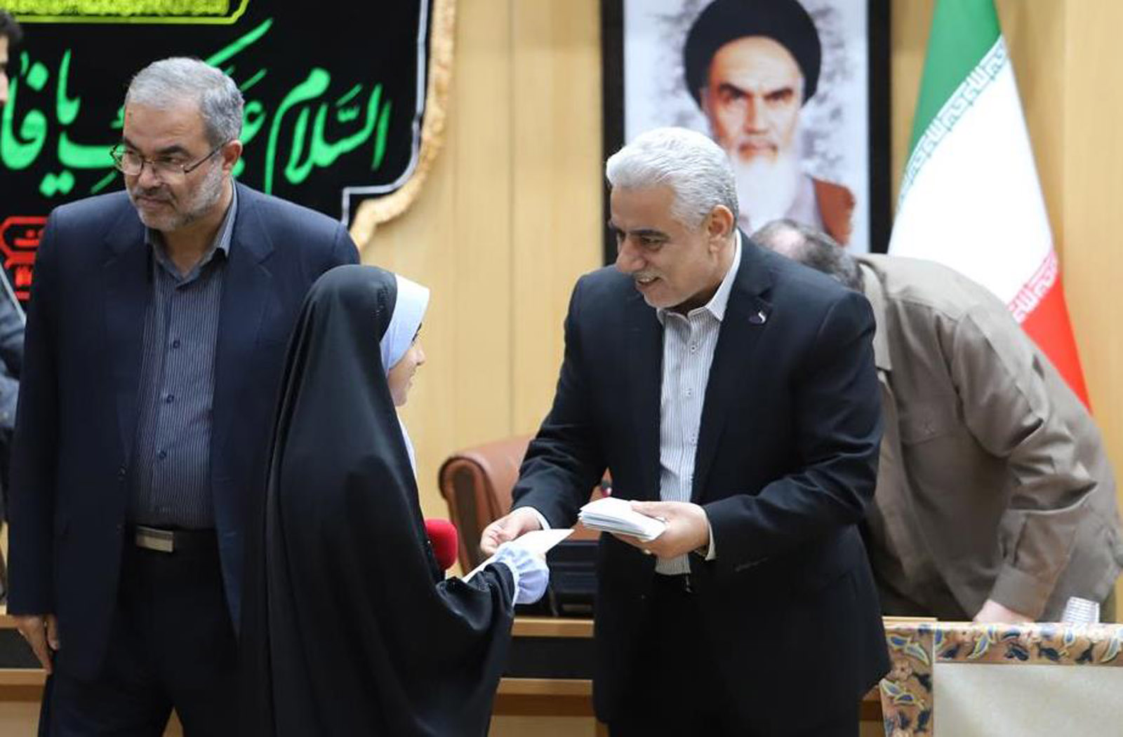 از شرکت گاز گیلان به عنوان دستگاه برتر در امر ترویج و توسعه فرهنگ نماز تقدیر شد