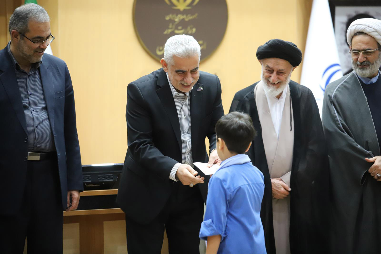 از شرکت گاز گیلان به عنوان دستگاه برتر در امر ترویج و توسعه فرهنگ نماز تقدیر شد