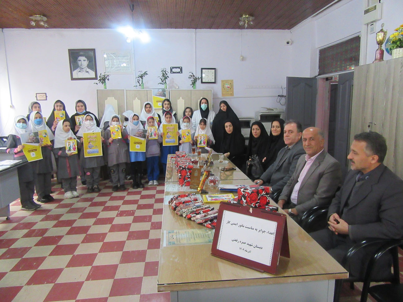 از دانش آموزان برگزیده جشنواره نقاشی و انشانویسی مصرف بهینه و ایمن گاز طبیعی تجلیل شد