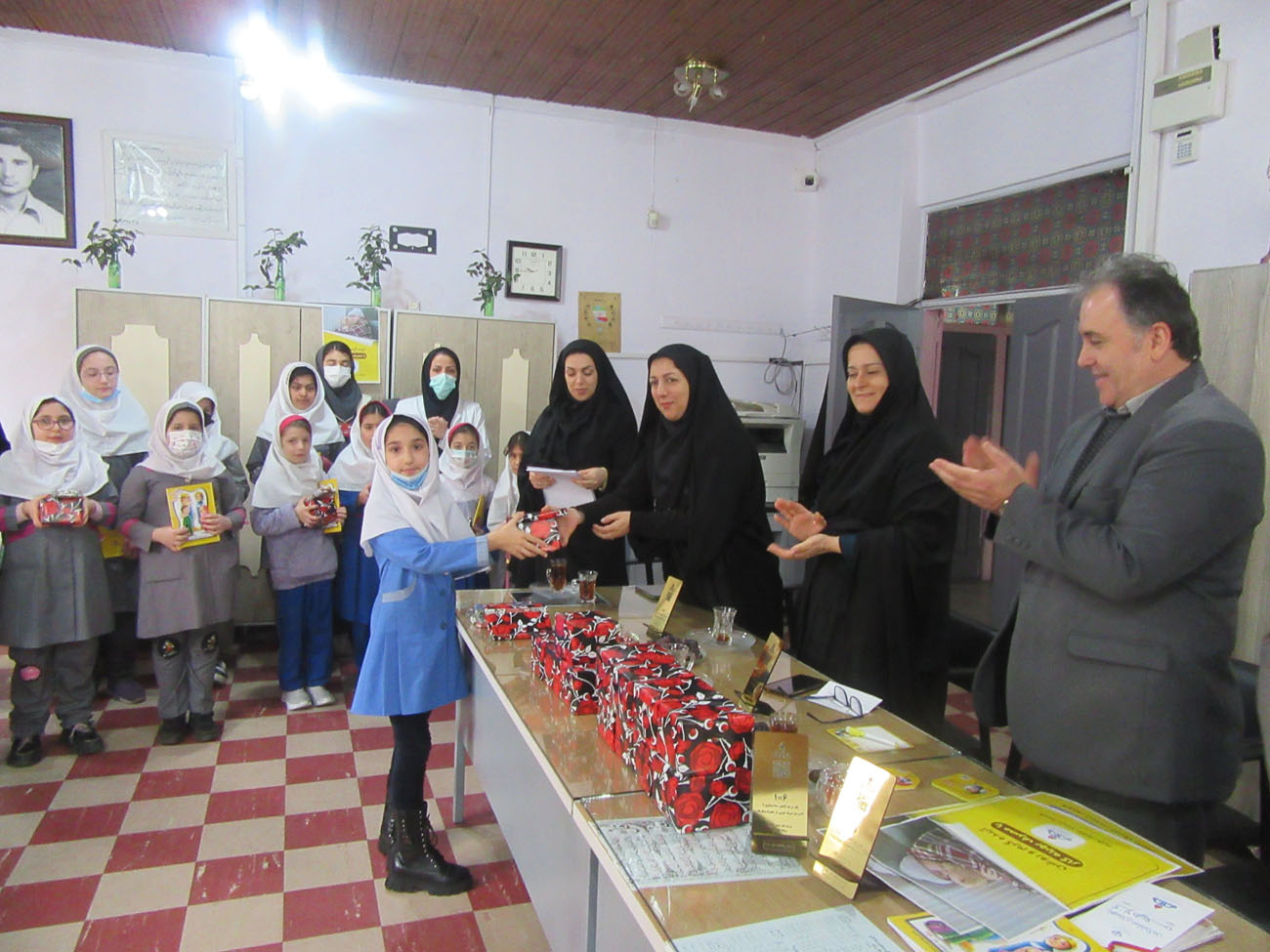 از دانش آموزان برگزیده جشنواره نقاشی و انشانویسی مصرف بهینه و ایمن گاز طبیعی تجلیل شد