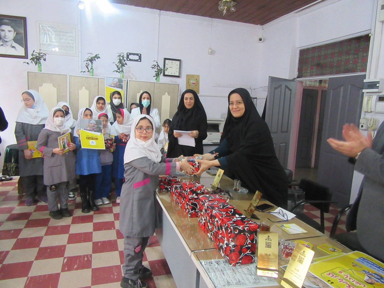 از دانش آموزان برگزیده جشنواره نقاشی و انشانویسی مصرف بهینه و ایمن گاز طبیعی تجلیل شد