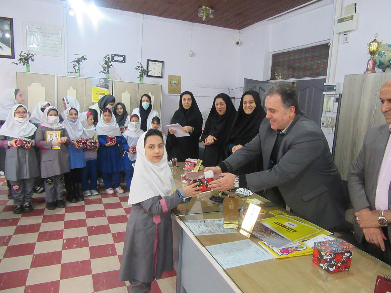 از دانش آموزان برگزیده جشنواره نقاشی و انشانویسی مصرف بهینه و ایمن گاز طبیعی تجلیل شد