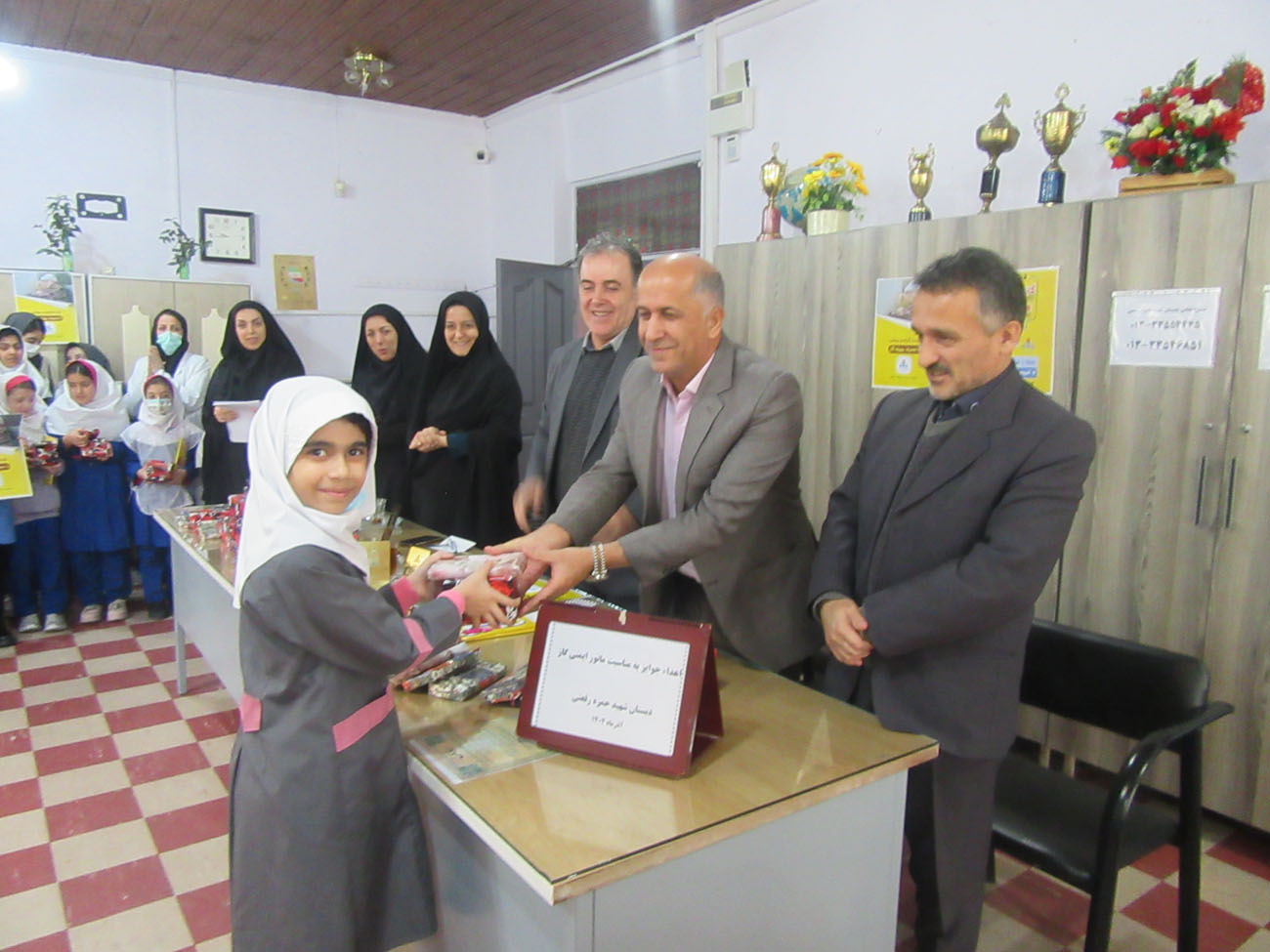 از دانش آموزان برگزیده جشنواره نقاشی و انشانویسی مصرف بهینه و ایمن گاز طبیعی تجلیل شد