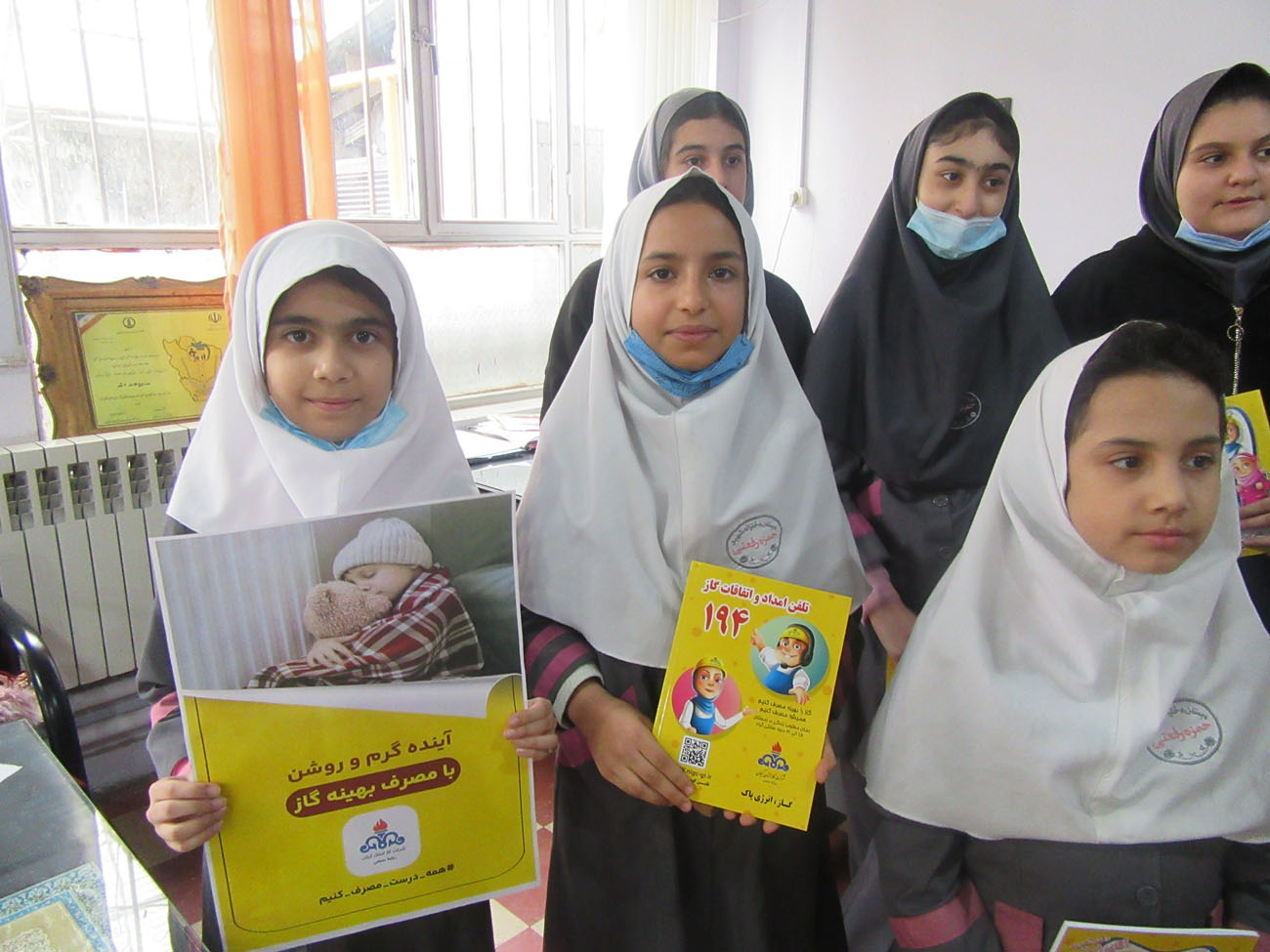 از دانش آموزان برگزیده جشنواره نقاشی و انشانویسی مصرف بهینه و ایمن گاز طبیعی تجلیل شد