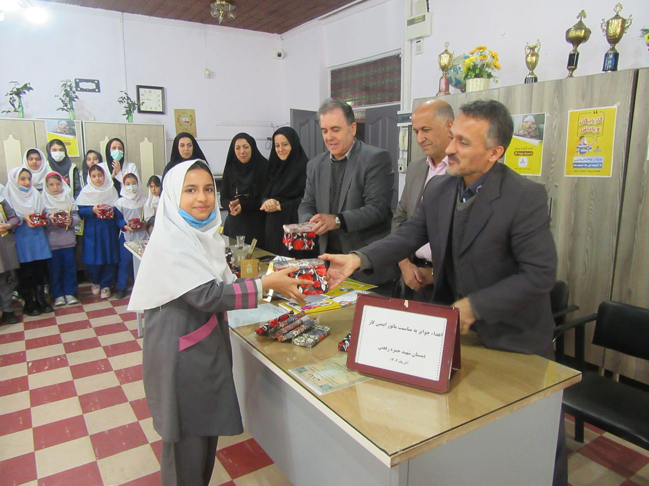 از دانش آموزان برگزیده جشنواره نقاشی و انشانویسی مصرف بهینه و ایمن گاز طبیعی تجلیل شد