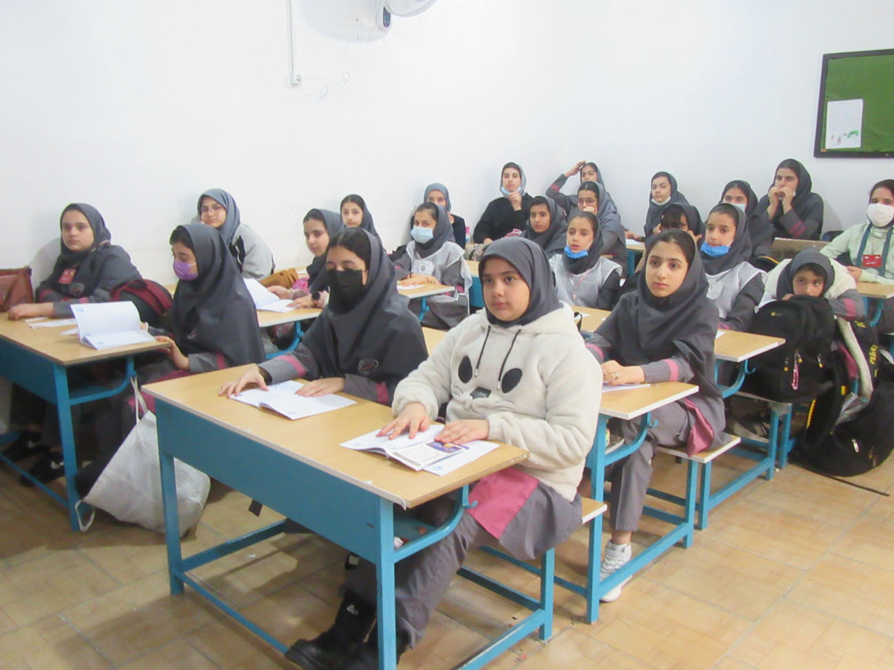 از دانش آموزان برگزیده جشنواره نقاشی و انشانویسی مصرف بهینه و ایمن گاز طبیعی تجلیل شد