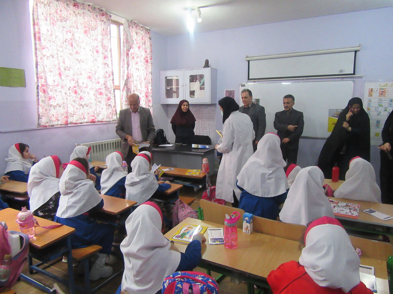 از دانش آموزان برگزیده جشنواره نقاشی و انشانویسی مصرف بهینه و ایمن گاز طبیعی تجلیل شد