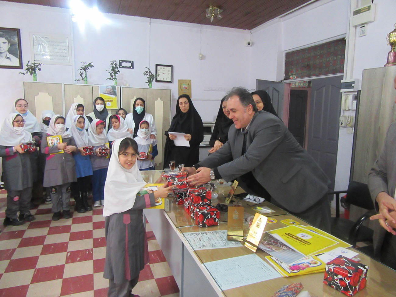 از دانش آموزان برگزیده جشنواره نقاشی و انشانویسی مصرف بهینه و ایمن گاز طبیعی تجلیل شد