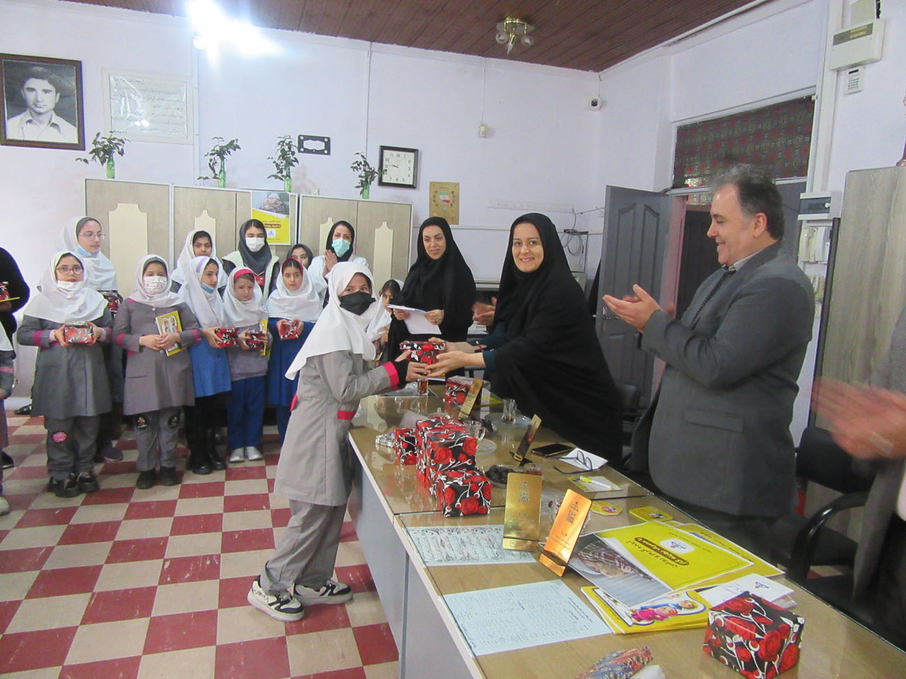از دانش آموزان برگزیده جشنواره نقاشی و انشانویسی مصرف بهینه و ایمن گاز طبیعی تجلیل شد