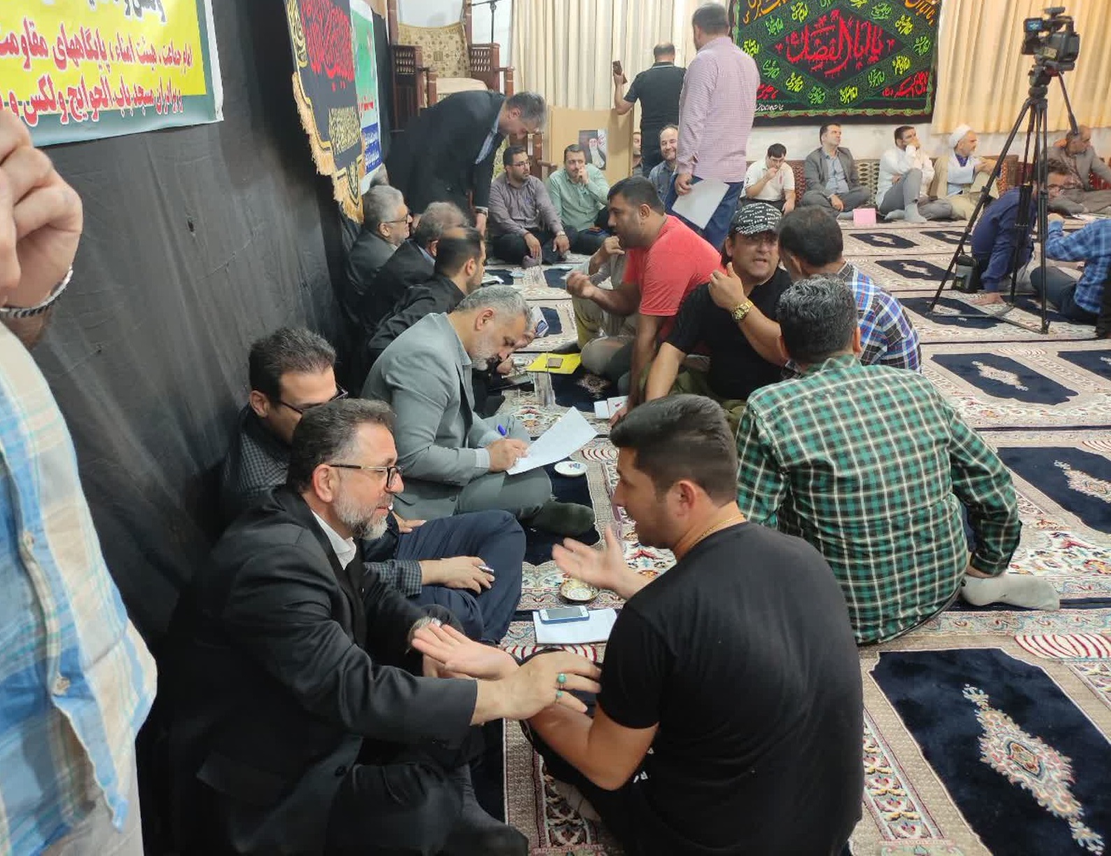 میز خدمت جهادی شرکت گاز استان گیلان در مسجد باب الحوائج محله دخانیات رشت برگزار شد